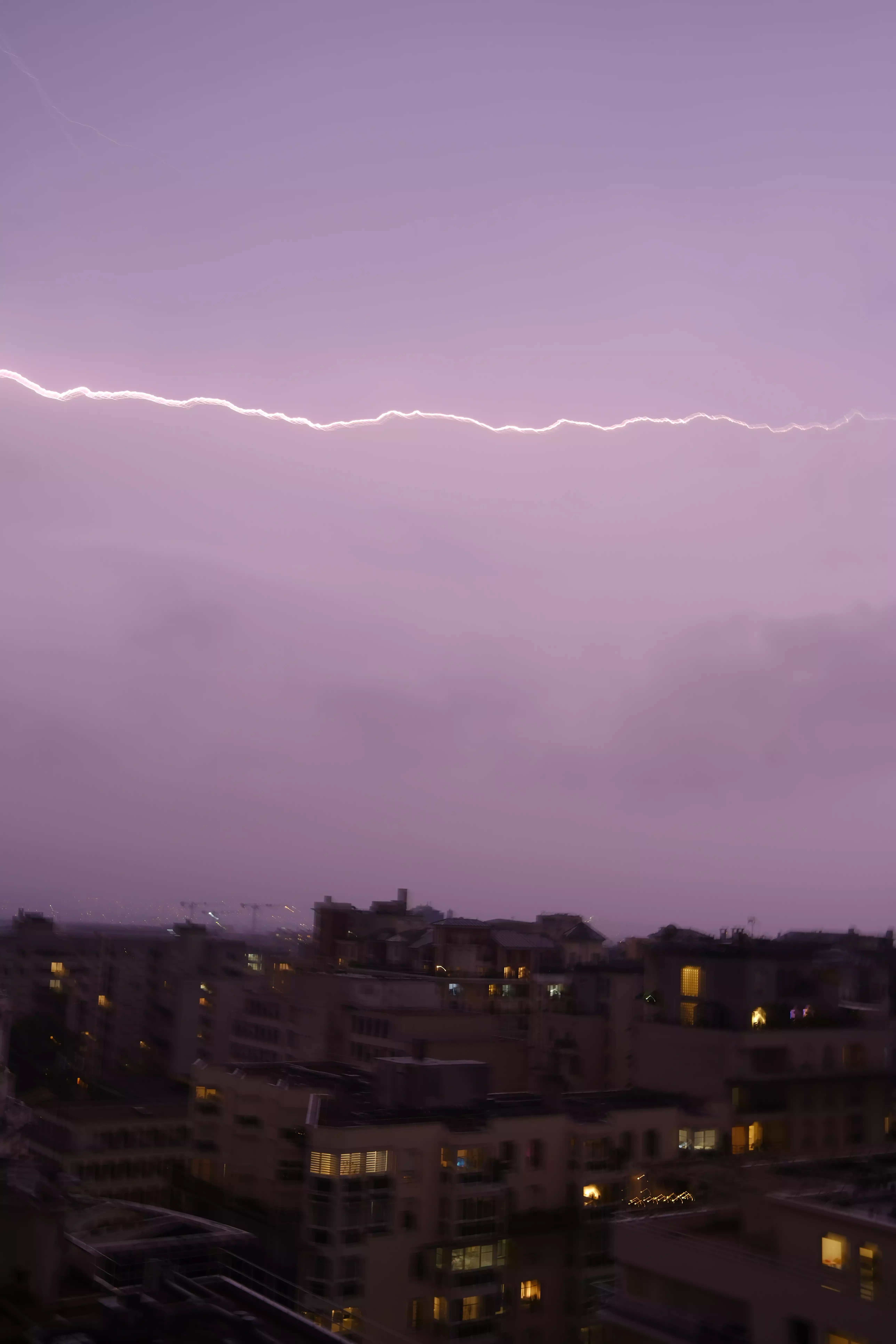 Éclair illuminant le ciel