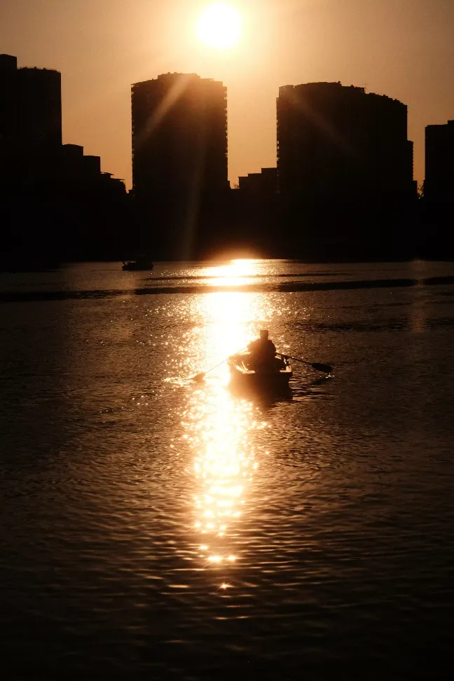 Lac paisible au coucher du soleil