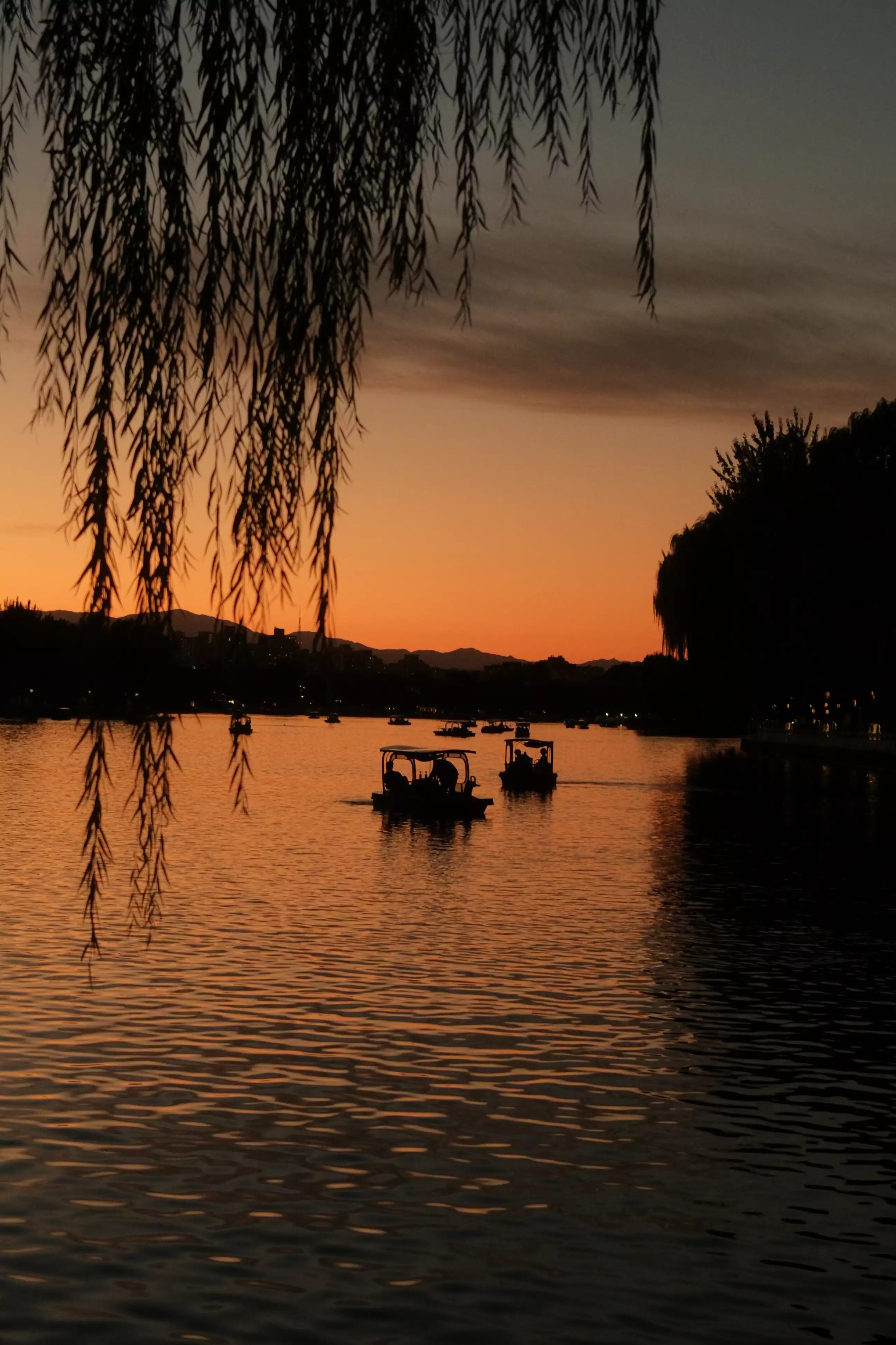 Réflexion du soleil sur un lac